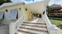 Keys Tropical Bungalow!  delightful and spacious 3/2  makes a great getaway. Hotels near John Pennekamp Coral Reef State Park
