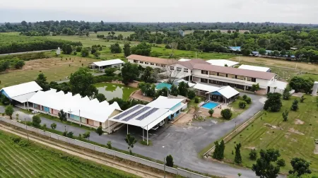 Armthong Resort Отели рядом с достопримечательностью «Wat Chang»