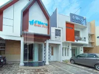 D'Waru Homestay Syariah Near Jl Slamet Riyadi Mitra RedDoorz Hotels in Sondakan