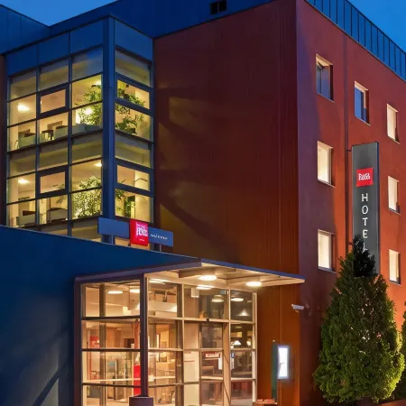 Ibis Poznan Stare Miasto Отели рядом с достопримечательностью «Мальтанское озеро»