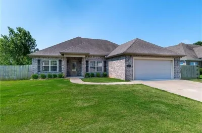 Spacious 3 Bedroom Gem with Lighted Patio Hotels near Banshee Manor Haunted Attraction