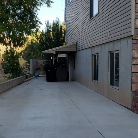 Basement Apartment--Sleeps 6 *2 Bedrooms +Kitchen/Laundry
