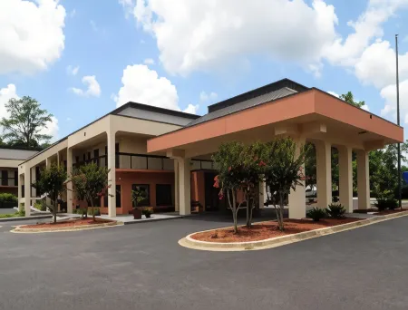 Baymont by Wyndham Tallahassee Отели в г. Мидуэй