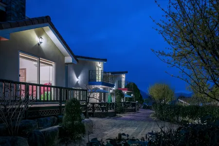 Gurye Jirisan Dolpulmaru Pension & Glamping Отели рядом с достопримечательностью «Gurye Sansuyu Village»