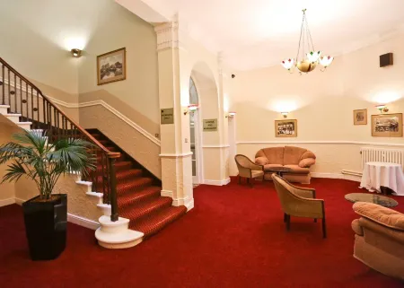 The Station Aparthotel Отели рядом с достопримечательностью «Заказник Котуолл Энд Локал»