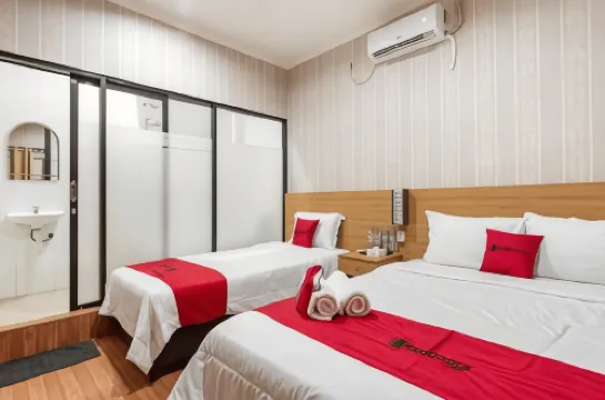 RedDoorz Syariah @ Danau Kerinci Sawojajar Hotels in Kedungkandang