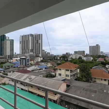 Regent Ngamwongwan Hotel