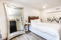 Stylish & Comfy Downtown Retreat: Queen Bed + Sofa Bed - Laundry - Free Parking! - Apartments