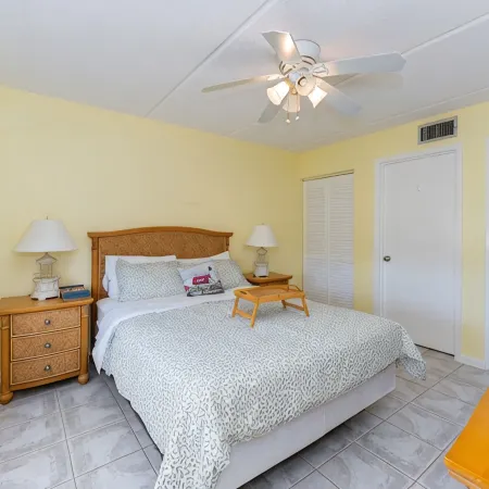 1-Min to Beach – Hot Tub + Pickleball