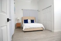 Townhouse w/Pool Near Beach, Airport & Supermarket - 3성급