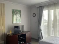 Toeti Roosseno Plaza Hotels near Mampang