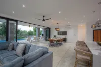 Giraffe Oasis - Kruger Luxury Family Villa: 5-BRs WiFi & AC in Marloth Park - 4-Star