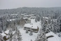 Cozy Rustic Condo minutes from Big Sky Resort & Town Center! Hot Tub & Sauna!