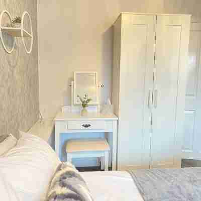 Stunning views. Countryside walks or cycle trails. Nearby pubs and music venues Rooms