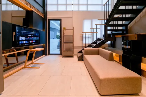 Industrial Modern 1BR Loft at Apartment Collins Boulevard By Travelio - 4-Star