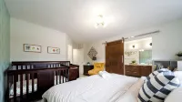Group Oasis Near Wem | Hot Tub, 2 Kitchens, 3 Lounges, Fire Table • Sleeps 14 - บังกะโล