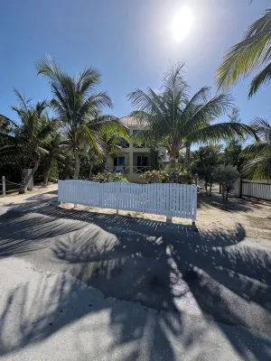 Renovated 2Br on Coco Bay, Starlink, AC & Sea Turtles
