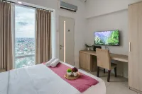 Cozy Living Studio at The Square Surabaya Apartment By Travelio