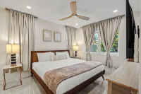 Olas Oasis - Chic Luxe House + Pool for 10