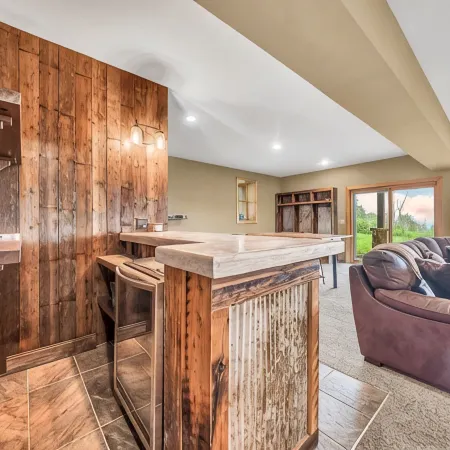 Spacious Ellicottville 5-bedroom 4-bath chalet with WiFi, AC