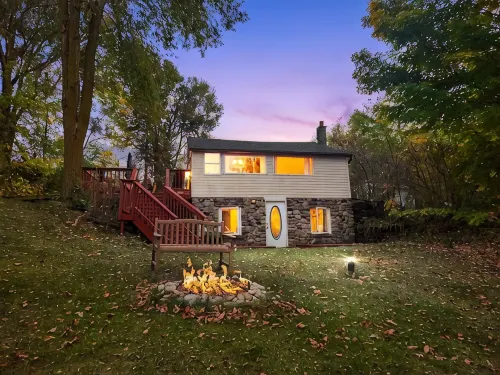 Cozy Treehouse on the Lake - Peaceful and Private -  Privatzimmer