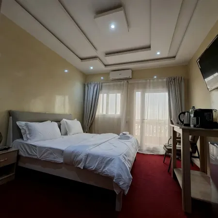 SALLY BEACH HOTEL YENNE