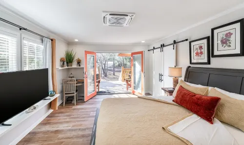 380 sf 3 min From DT Waxhaw Sleeps 2 Private PatioThe Little Big Suite - 3-Star