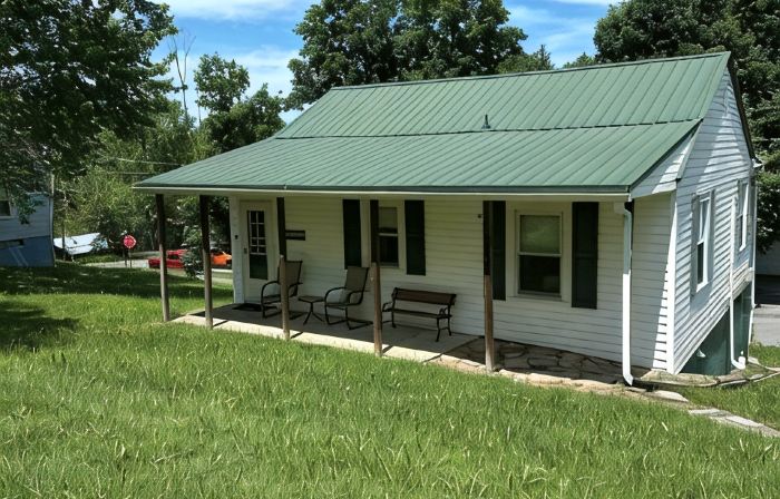 Charming 2-bedroom house. Walk to town Quiet neighborhood. 1 mile to NRG bridge!