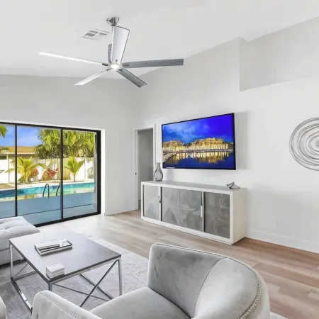 Luxurious Modern 4BR, Heated Pool near Beach and Mercato! Newly Renovated!