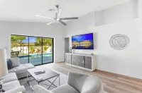 Luxurious Modern 4BR, Heated Pool near Beach and Mercato! Newly Renovated!