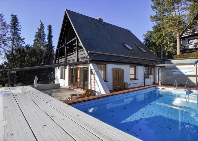 Vacation villa with a pool and a view Hotels in 