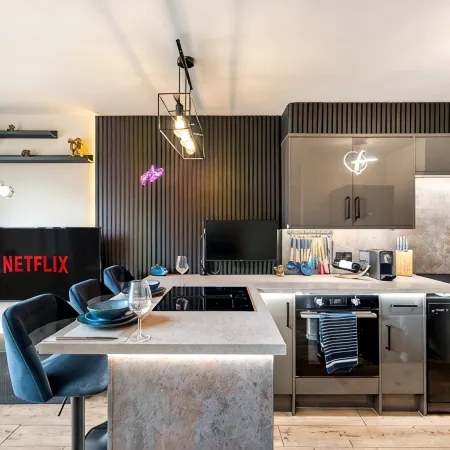 Stylish Waterfront 2-Bed City Apartment