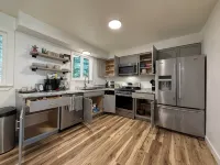 King Bed. Pet & Family Friendly Upper unit. Walking Distance to Downtown Palmer Hotels in Palmer