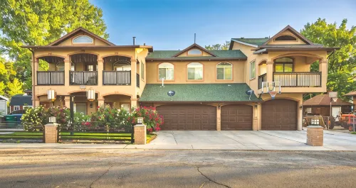 New Build Luxurious Modern Apartment With a Private Garage And a Covered Porch