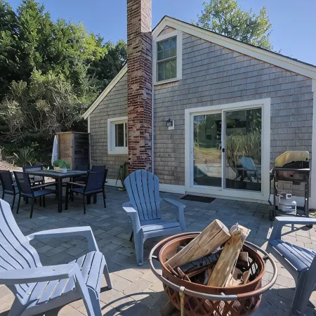Bright & open private home, close to beach. Renovated clean and pet friendly!
