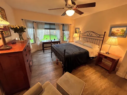 3 Bedroom Enchanting Retreat- Upscale neighborhood near shopping and dining. - บังกะโล