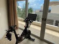 Oceanfront Paradise: Luxurious Penthouse with Spectacular Pools and Peloton - Gym