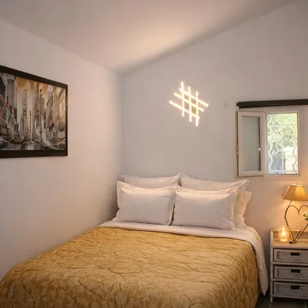 Detached 2-Bedroom House with Private Garden and Terrace. Quiet Location and Pool Hotels in Pertuis