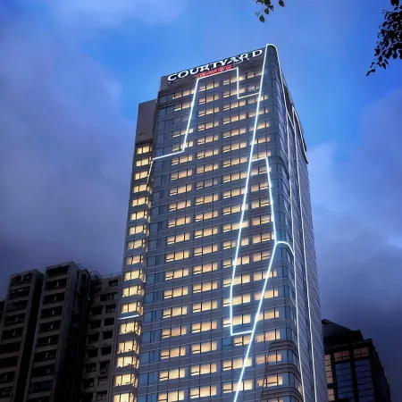 Courtyard by Marriott Hong Kong Отели рядом с достопримечательностью «Станция метро HKU»