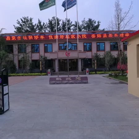 Jun Royal Pavilion Hotel