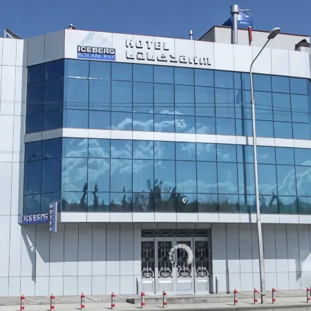 Iceberg Hotel Отели рядом с достопримечательностью «Станция метро Грмагеле»