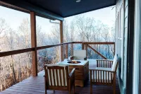 Modern 5Br/3 Bath 4000sq ft Escape, Movie Rm, 2 Decks, Grill, above Clouds Views