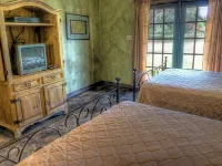 6-bedroom Lodge on 12 acres in Concan, Texas.  Swimming pool & hot tub. Hotels in Concan