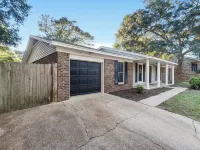 Charming Family Friendly 3-bedroom House in Fabulous Pensacola Hotels in Ferry Pass