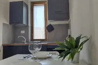 2 minutes from the sea and all services. 9 minutes by car from the airport - 2 stjerner