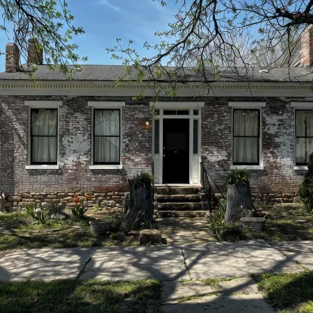 Historic brick 2-bedroom house in downtown Hannibal with off street parking WiFi