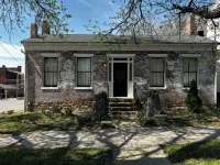 Historic brick 2-bedroom house in downtown Hannibal with off street parking WiFi - Wifi
