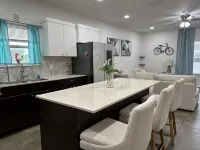 Mike’s Place - 3 Q Suite w/ TV - Apartments