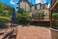 Historic landmark 4-bed 4 bath house in marvelous Savannah with free parking!