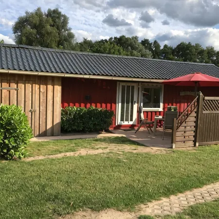 Idyllic vacation home away from the city noise directly on the Müritz arm
